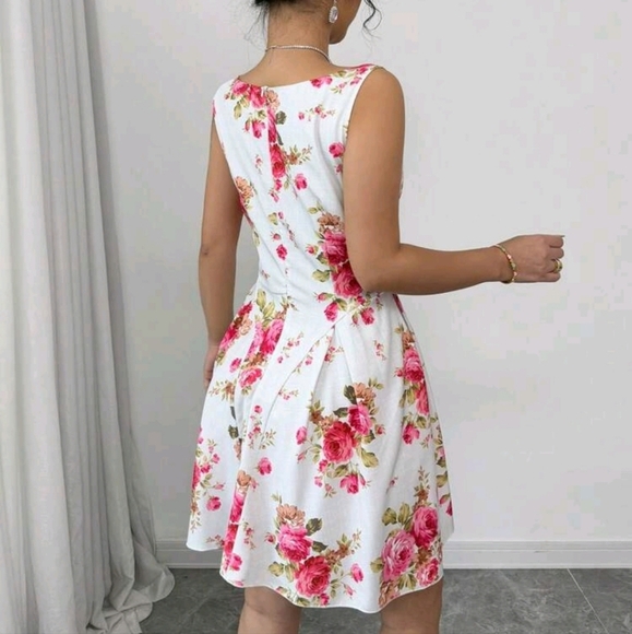 Elegant Floral Print A-Line Waist Flattering Romantic Dress For Women - Picture 2 of 5